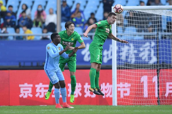 Oezbeekse Voetballer Egor Krimets Koppen Bal Schieten Tegen Jiangsu Suning — Stockfoto