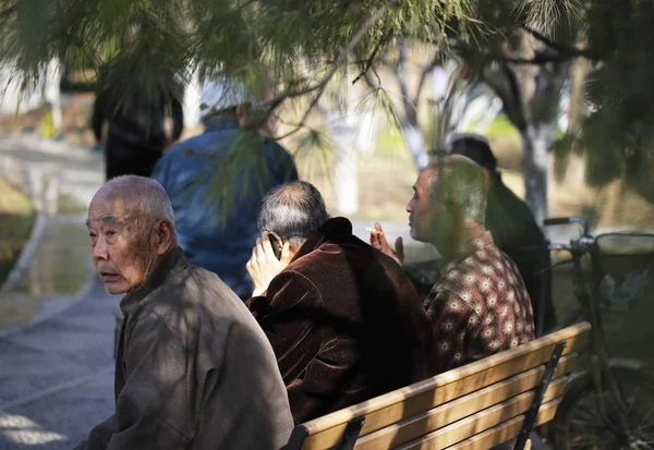 Пожилые Местные Жители Отдыхают Парке Пекина Китай Марта 2014 Года — стоковое фото