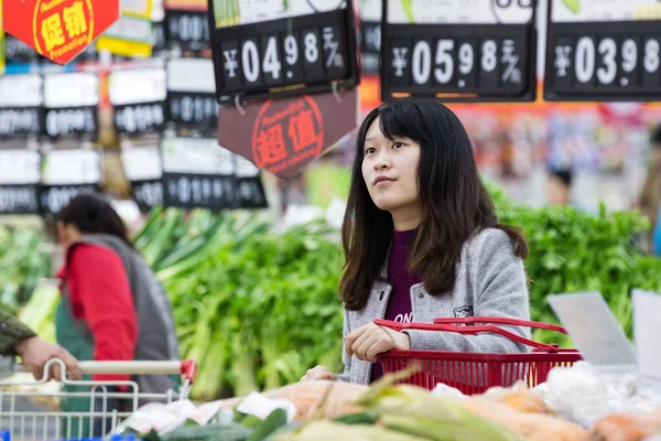 中国の江蘇省 南京市のスーパーマーケットで野菜をお客様にお店 3月8日2017 — ストック写真