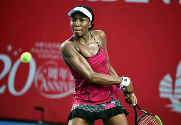 Venus Williams Stanów Zjednoczonych Zwraca Strzał Naomi Osaka Japonii Drugim — Zdjęcie stockowe