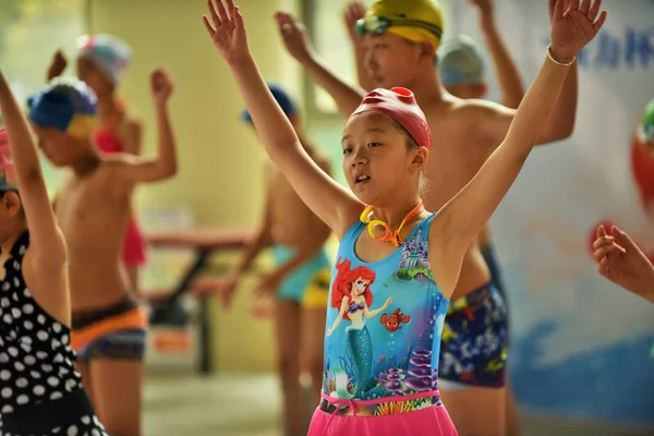 File Les Enfants Pratiquent Natation Dans Stade Intérieur Dans Ville — Photo