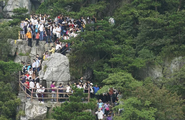 Turistler Lushan Dağ Manzaralı Yer Ulusal Bayram Sonbahar Ortası Festivali — Stok fotoğraf