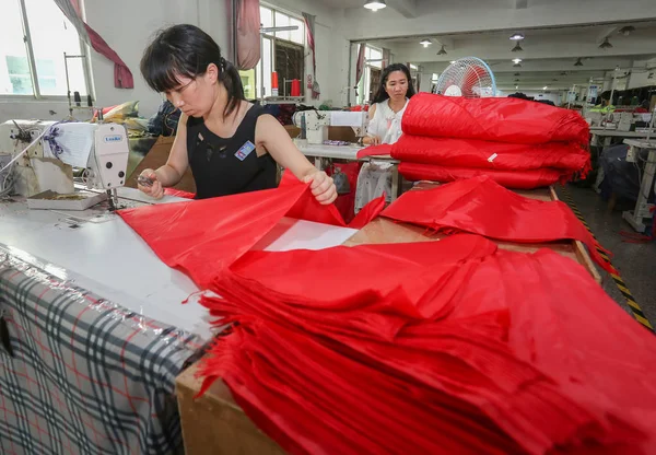 Trabajadores Chinos Fabrican Sombrillas Una Fábrica Ciudad Jinjiang Provincia Fujian — Foto de Stock