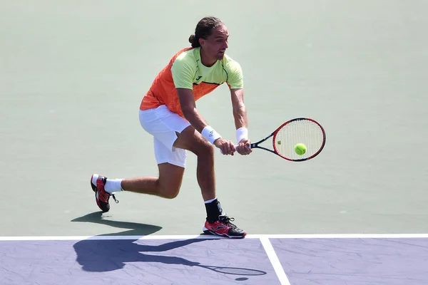 ウクライナのアレクサンドル Dolgopolov 2017 上海市に上海マスターズ テニスのトーナメント中にショットをアメリカのジャック靴下に男子シングルスの彼らの最初のラウンドの試合で返します — ストック写真