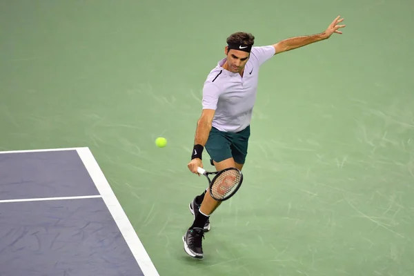 Roger Federer Fra Sveits Returnerer Skudd Til Diego Schwartzman Fra – stockfoto