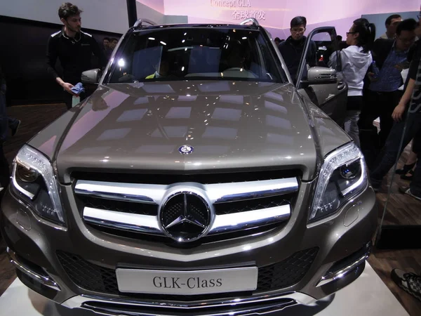 Látogatók Nézz Egy Mercedes Benz Glk Osztály Autó Kiállítás Ideje — Stock Fotó