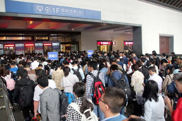 Kinesiska Passagerare Som Köar För Att Checka Suzhou Stationen Före — Stockfoto