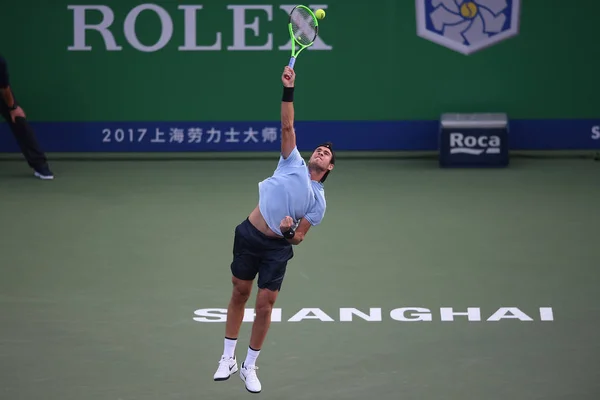 ロシアのカレン Khachanov 2017 上海の上海マスターズ テニスのトーナメントの間にギリシャのステファノス Tsitsipas に対して男子シングルスの彼らの最初のラウンドの試合で提供しています — ストック写真