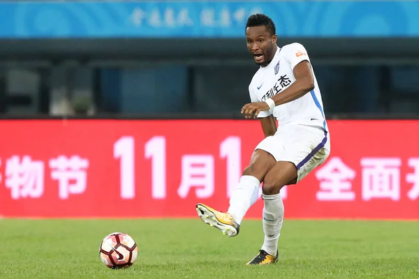 Jogador Futebol Nigeriano John Obi Mikel Tianjin Teda Chuta Bola — Fotografia de Stock