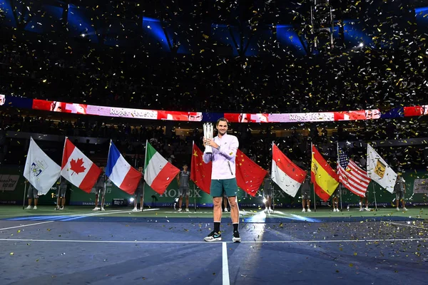 在中国上海奇中森林体育城网球中心举行的上海劳力士大师赛网球锦标赛上 瑞士选手罗杰 费德勒在男单决赛中击败西班牙选手拉斐尔 纳达尔后 摆出了奖杯的架势 — 图库照片