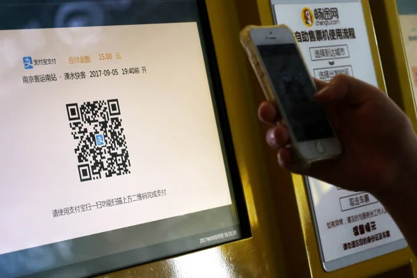 Passenger Uses Mobile App Alipay Online Payment Service Alibaba Ant — Stock Photo, Image