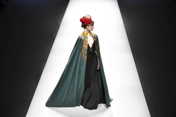 モデルは 2017 中国北京で中国ロンドンファッションウィークの春 2018 Dilara ザキアのファッションショーで新しい創造を表示します — ストック写真