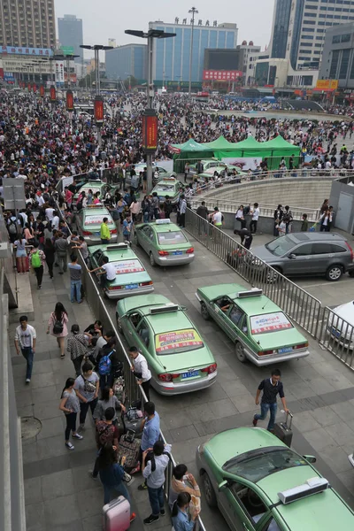 Vehicles Move Slowly Road Zhegnzhou Railway Station Passengers Crowd Square — Stock Photo, Image