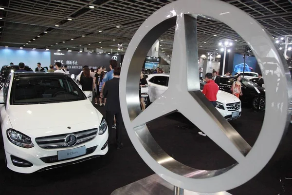 Pessoas Visitam Estande Mercedes Benz Durante Show Automóveis Cidade Nanjing — Fotografia de Stock