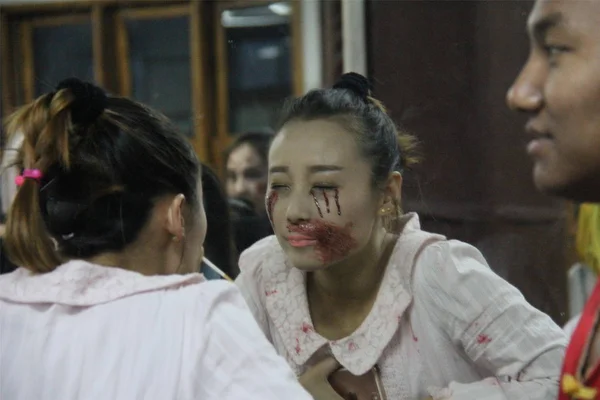 Студент Китайского Колледжа Одевается Призрак Перед Празднованием Предстоящего Хэллоуина Chuanlord — стоковое фото