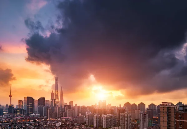 オリエンタル梨テレビ塔 左背が高い 上海タワー右の住宅の夜景高い 上海世界金融センター 番目の最も高い およびその他の高層ビルと の背景の高層ビル — ストック写真
