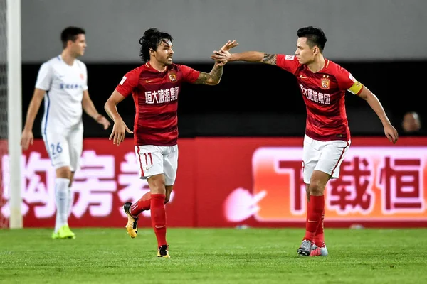 Brazilský Fotbalista Ricardo Goulart Vlevo Guangzhou Evergrande Taobao Slaví Kolegou — Stock fotografie