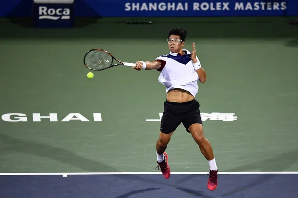 南朝鮮のチョン ヒョンが 2017 上海市に上海マスターズ テニスのトーナメント中にショットをフランスのリシャールガスケに男子シングルスの彼らの第二ラウンドの試合で返します — ストック写真