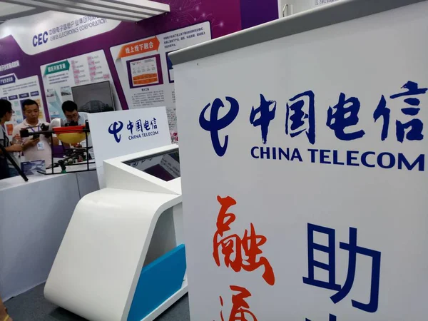 Pessoas Visitam Estande China Telecom Durante Uma Exposição Xangai China — Fotografia de Stock