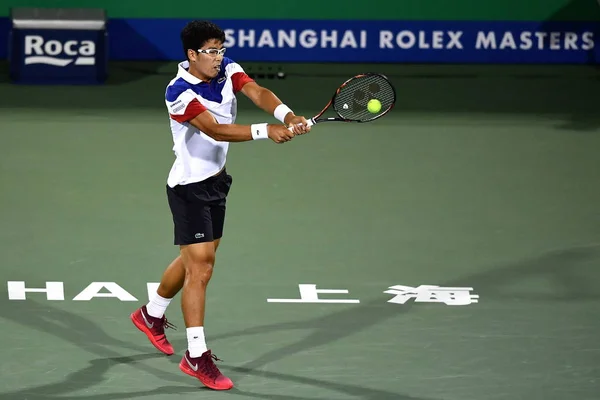 南朝鮮のチョン ヒョンが 2017 上海市に上海マスターズ テニスのトーナメント中にショットをフランスのリシャールガスケに男子シングルスの彼らの第二ラウンドの試合で返します — ストック写真