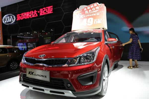 Una Kia Cross Exhibe Durante Una Exposición Automóviles Ciudad Haikou —  Fotos de Stock