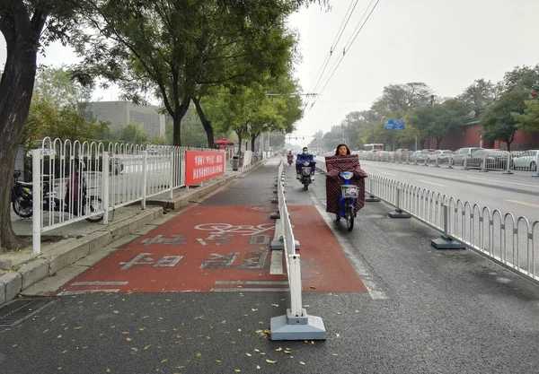 サイクリストは 中国の地下鉄6号線の北海北駅近くの通りで二重自転車レーンに乗る 2017年10月25日 — ストック写真