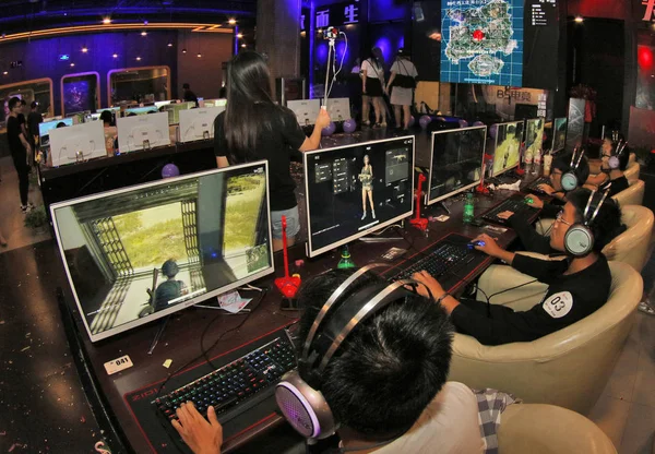 Fiatal Kínai Játékos Játszani Online Videojáték Playerunknown Barátait Battlegrounds Alatt — Stock Fotó