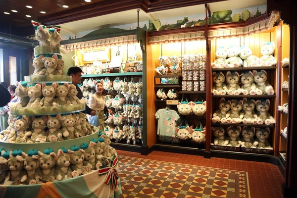 Turistas Olham Para Mercadoria Gelatoni Exposição Uma Loja Lembranças Disneylândia — Fotografia de Stock