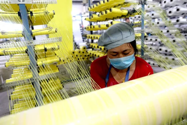 Női Kínai Munkavállaló Kezeli Termelés Fonal Textil Gyárban Huaian City — Stock Fotó