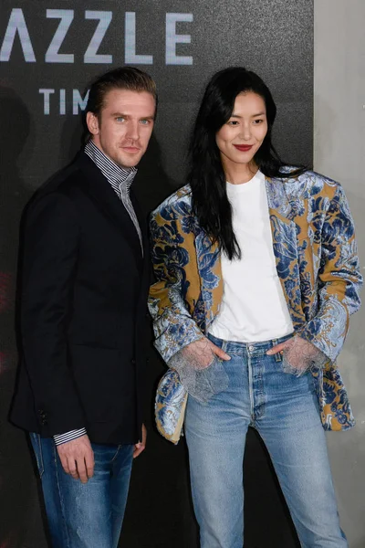 Chinees Model Liu Wen Rechts Engels Acteur Dan Stevens Pose — Stockfoto