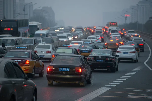 Massen Von Fahrzeugen Bewegen Sich Einen Tag Vor Dem Nationalfeiertag — Stockfoto