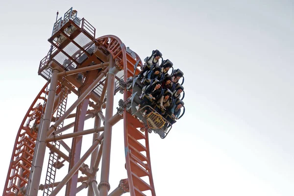 Tatilciler Asya Nın Ilk Dikey Roller Coaster Üzerinde Ulusal Bayram — Stok fotoğraf