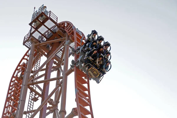 Los Turistas Dan Paseo Primera Montaña Rusa Vertical Asia Durante — Foto de Stock