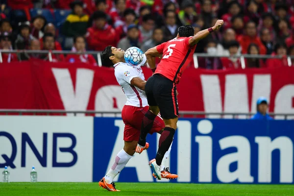 Tomoaki Makino Rätt Japans Urawa Red Diamonds Utmanar Brasiliansk Fotbollsspelare — Stockfoto