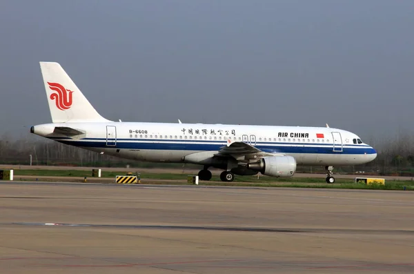 Egy Airbus A320 Típusú Repülőgéppel Sugárhajtású Repülőgép Air China Képen — Stock Fotó