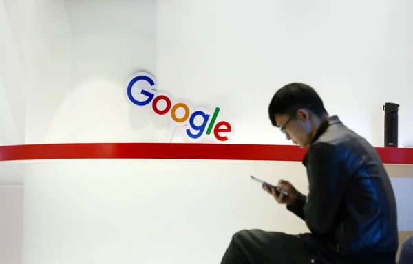 Użytkownik Używa Jego Smartphone Stoisku Google Podczas 2017 Global Mobile — Zdjęcie stockowe