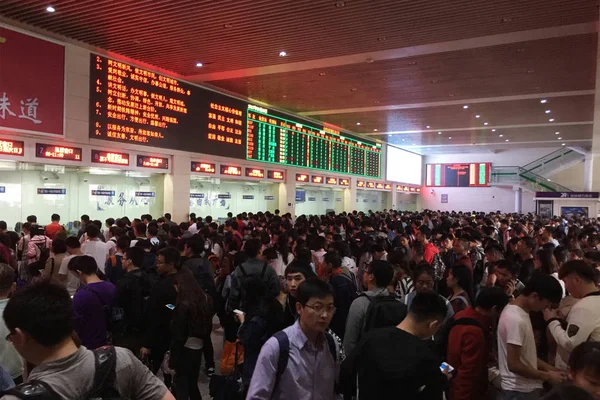 Los Pasajeros Chinos Llenan Estación Tren Hefei Antes Del Día — Foto de Stock