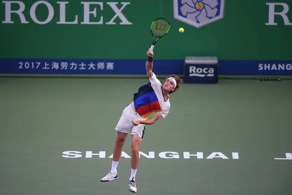 ギリシャのステファノス Tsitsipas 2017 上海市に上海マスターズ テニスのトーナメント中にロシアのカレン Khachanov に対して男子シングルスの彼らの最初のラウンドの試合で提供しています — ストック写真