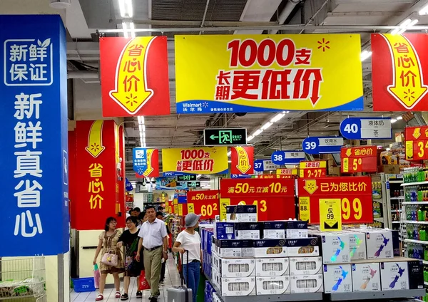 Πελάτες Κατάστημα Σούπερ Μάρκετ Στη Σαγκάη Της Κίνας Αυγούστου 2017 — Φωτογραφία Αρχείου