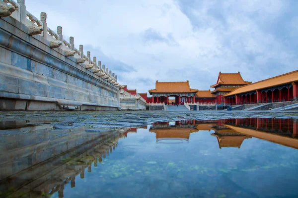 故宫博物院的景观 也被称为紫禁城 在雨后的水坑中反射 中国北京 2017年10月12日 — 图库照片