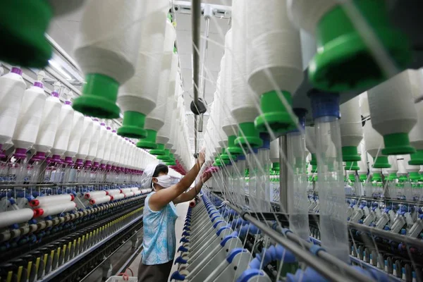 Trabalhador Chinês Feminino Lida Com Produção Fios Serem Exportados Para — Fotografia de Stock