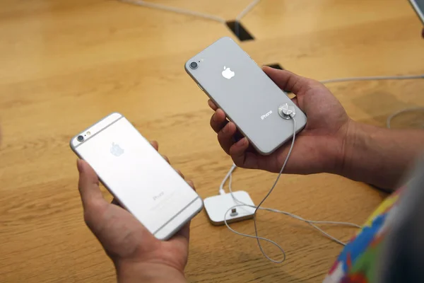 Customer Compares Iphone Smartphone Iphone Smartphone Apple Store Guangzhou City — Stock Photo, Image