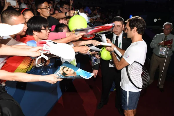 Der Schweizer Tennisspieler Roy Federer Gibt Autogramme Für Fans Während — Stockfoto