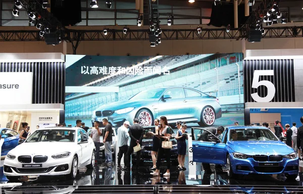 File People Visit Stand Bmw Automobile Exhibition Nanjing City East — Stock Photo, Image