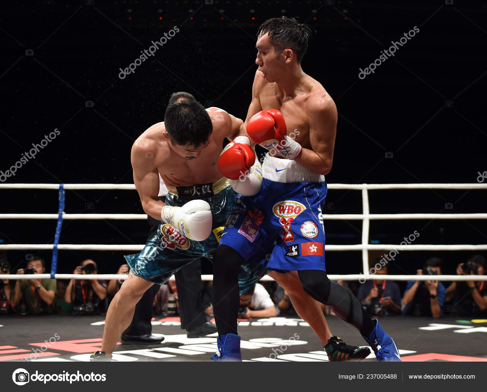 香港的雷克斯曹成宇在2017年10月8日于中国香港香港会议展览中心举行的Wbo 超级飞重冠军争夺战中与日本的河野科平比赛——