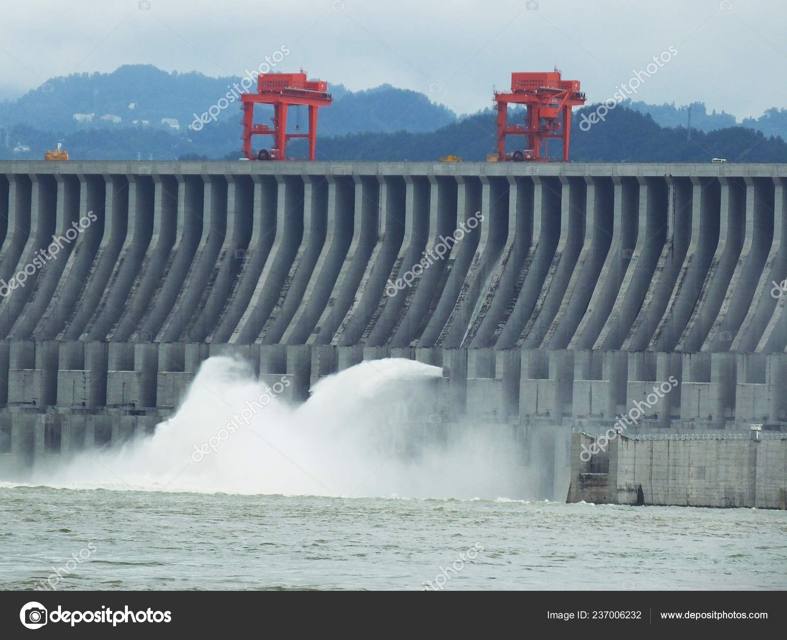 Vista Barragem Das Três Gargantas Gigantesco Projeto Hidrelétrico Rio  Yangtze — Foto editorial © IC Photo #237006232, image size:1600x1300