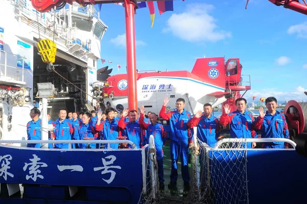 Científicos Saludan Después Que Nave Nodriza Tansuo Llevando Segundo Sumergible — Foto de Stock