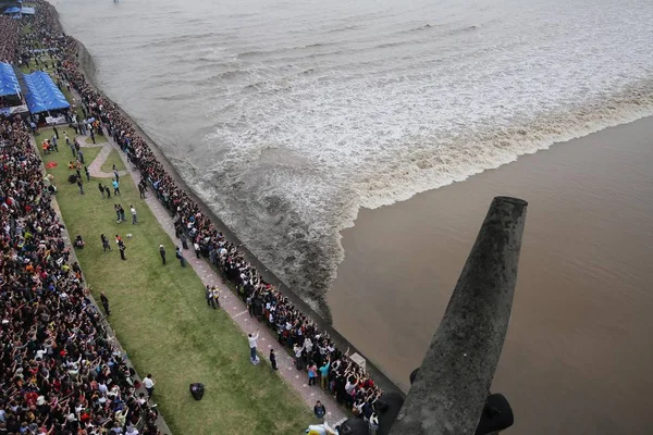 Visitatori Residenti Locali Affollano Assistere Alla Marea Del Fiume Qiantang — Foto Stock