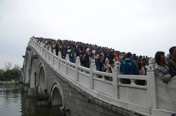 Turistas Visitam Millennium City Park Qingming Riverside Landscape Garden Durante — Fotografia de Stock