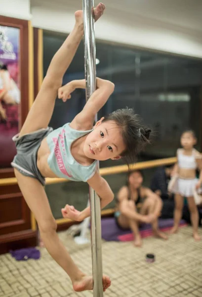 Ein Sechsjähriges Mädchen Führt Pole Dance Einem Kurs Auf Der — Stockfoto